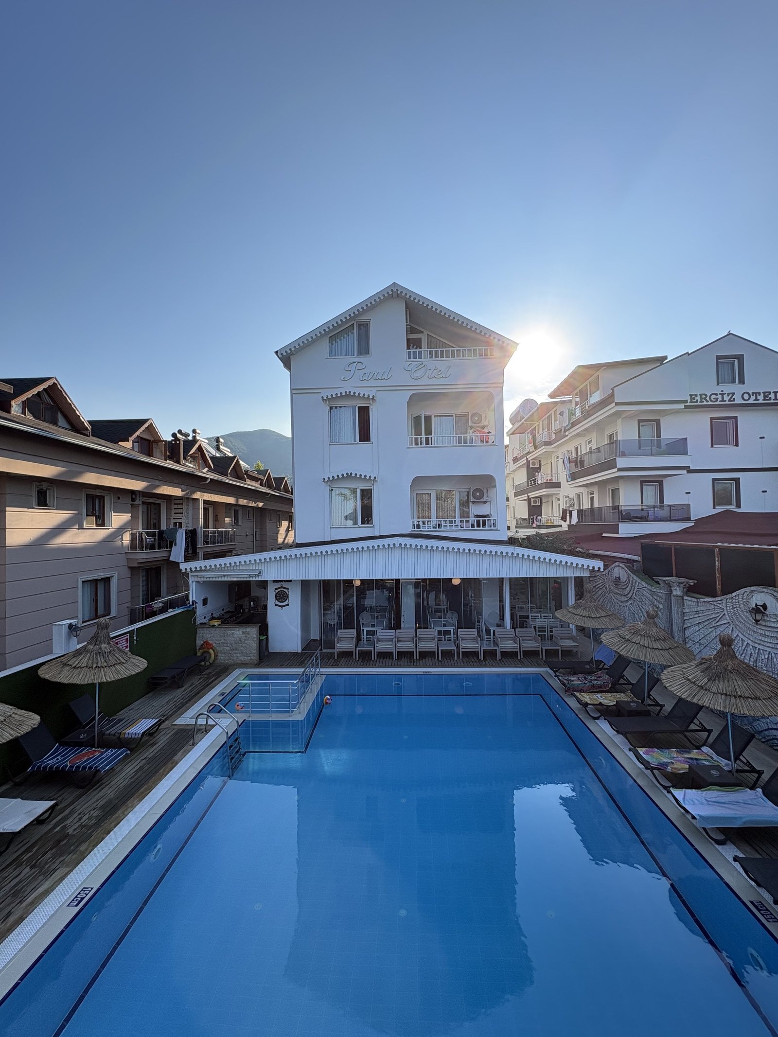 Parıl Hotel dış cephe ve havuz