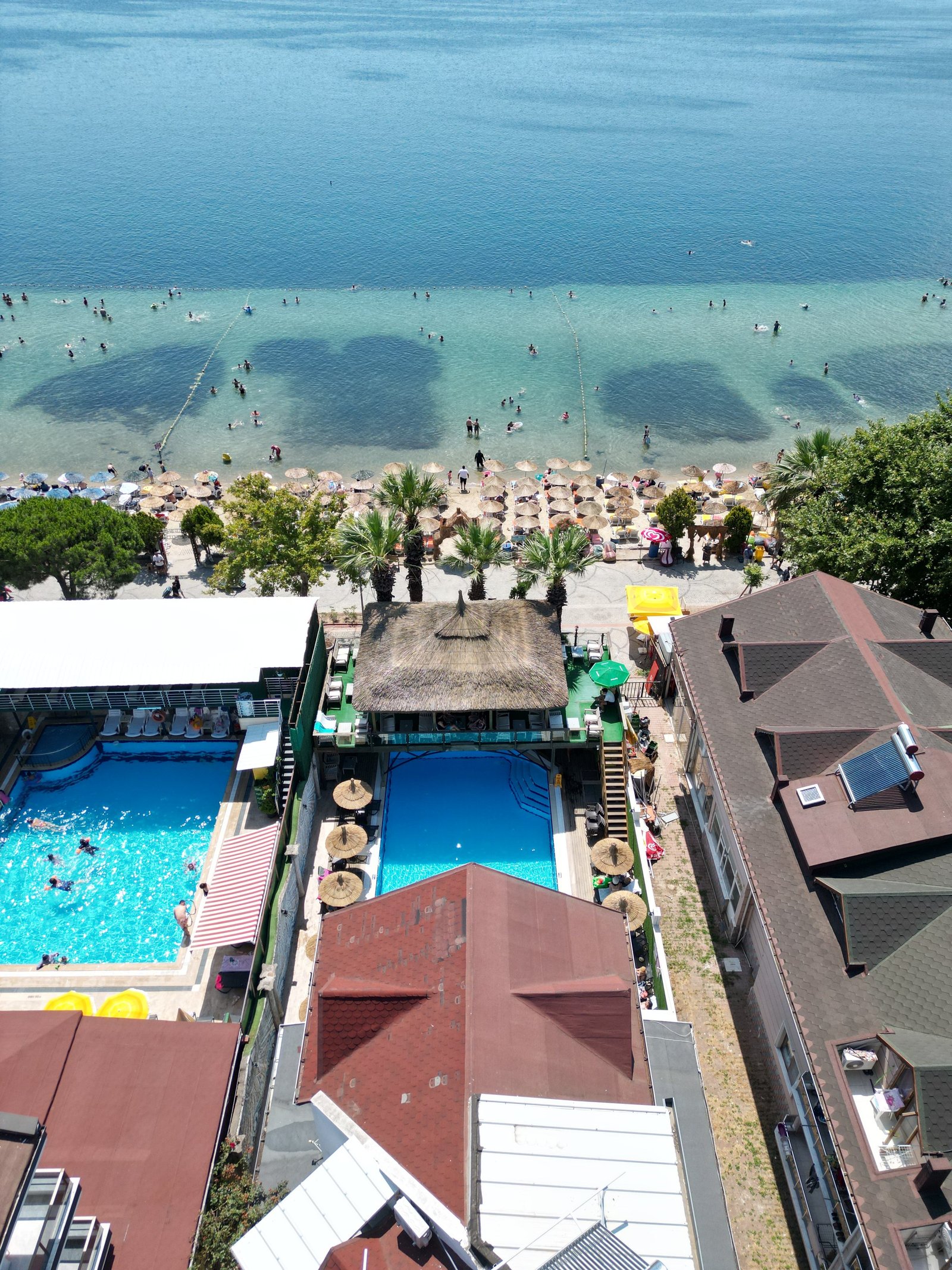 Parıl Hotel havuz ve tesis