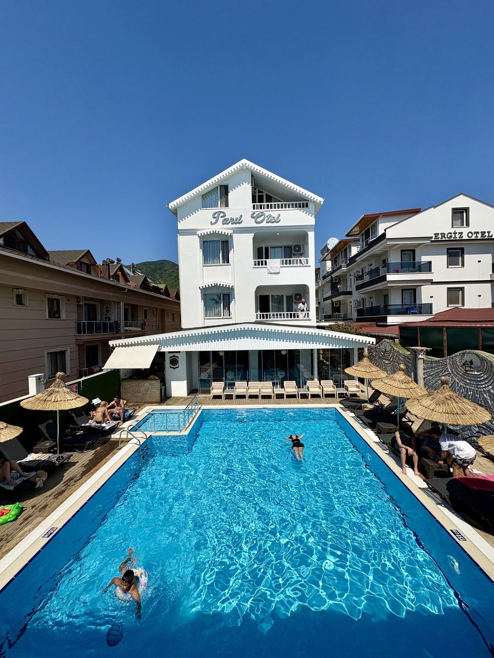 Parıl Hotel dış cephe ve havuz