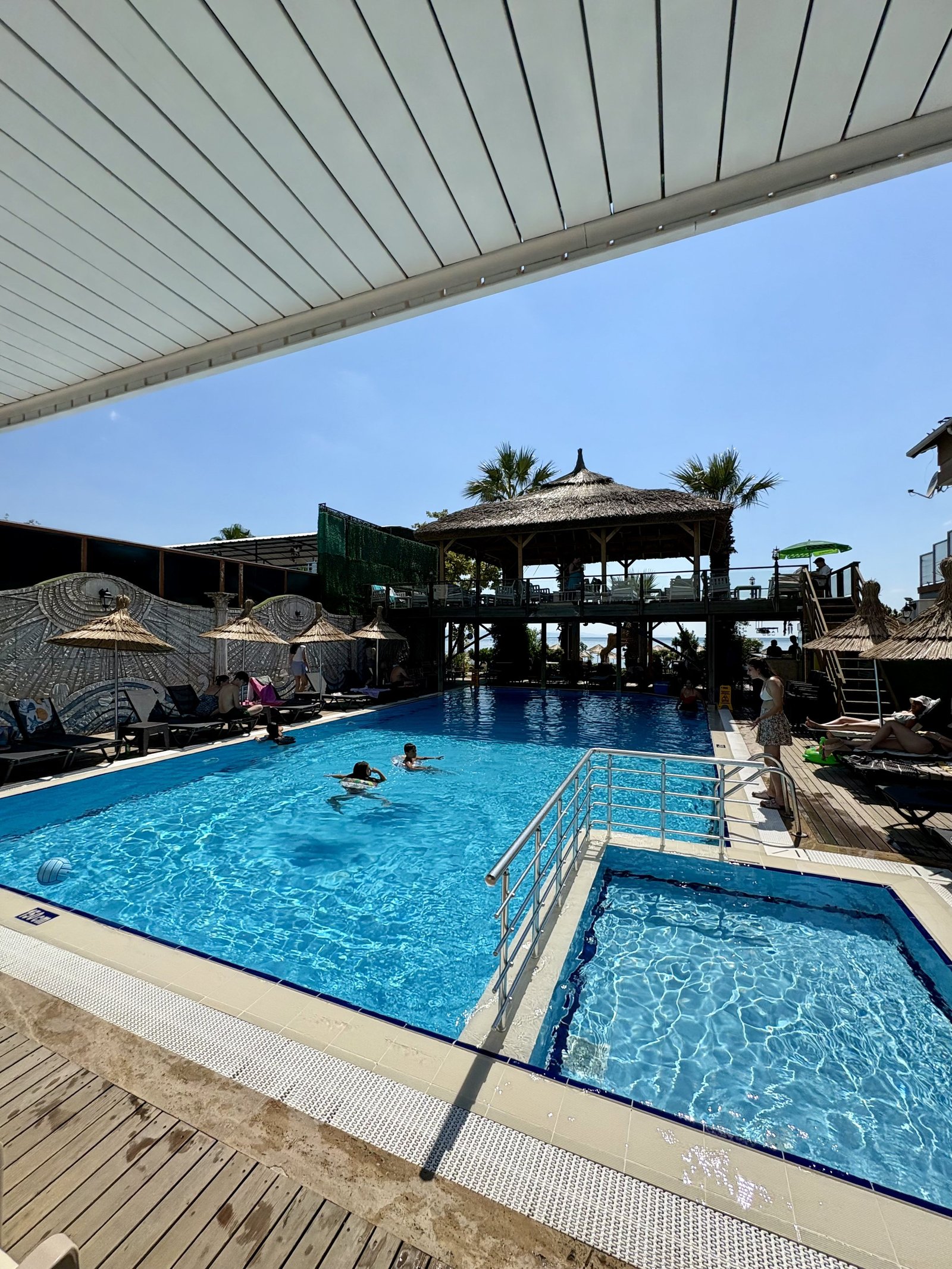 Parıl Hotel çevresindeki havuz ve oturma alanı