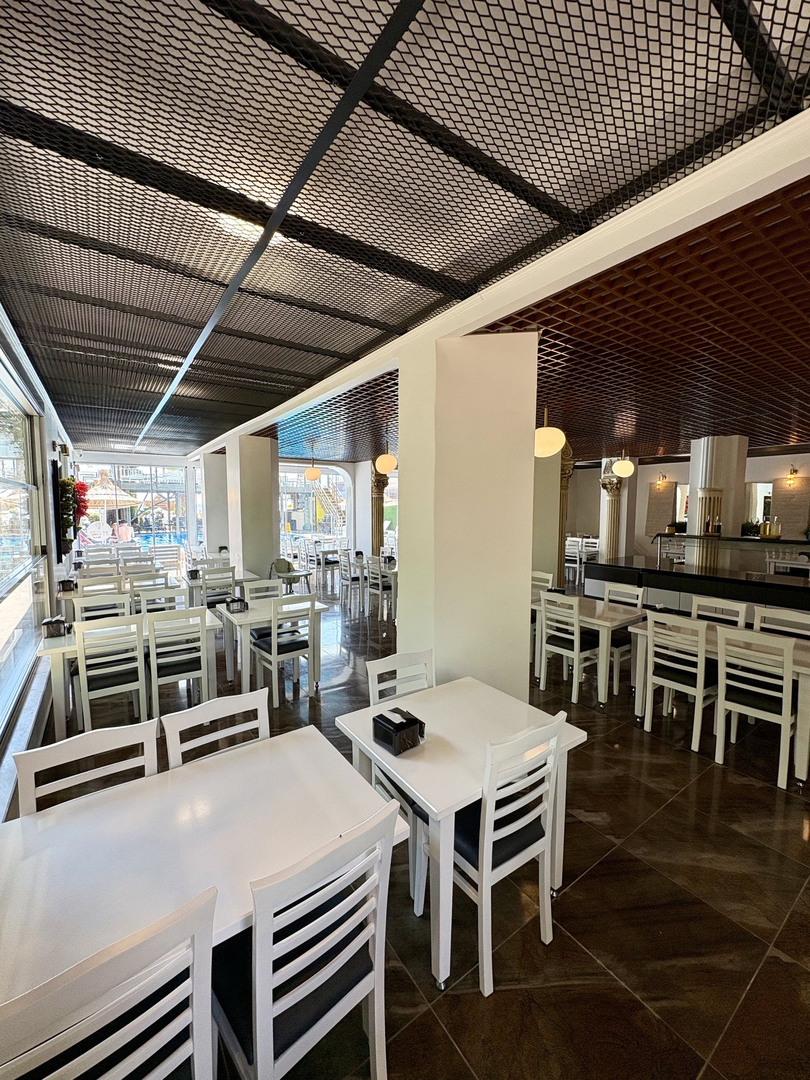 Parıl Hotel restoran iç mekanı