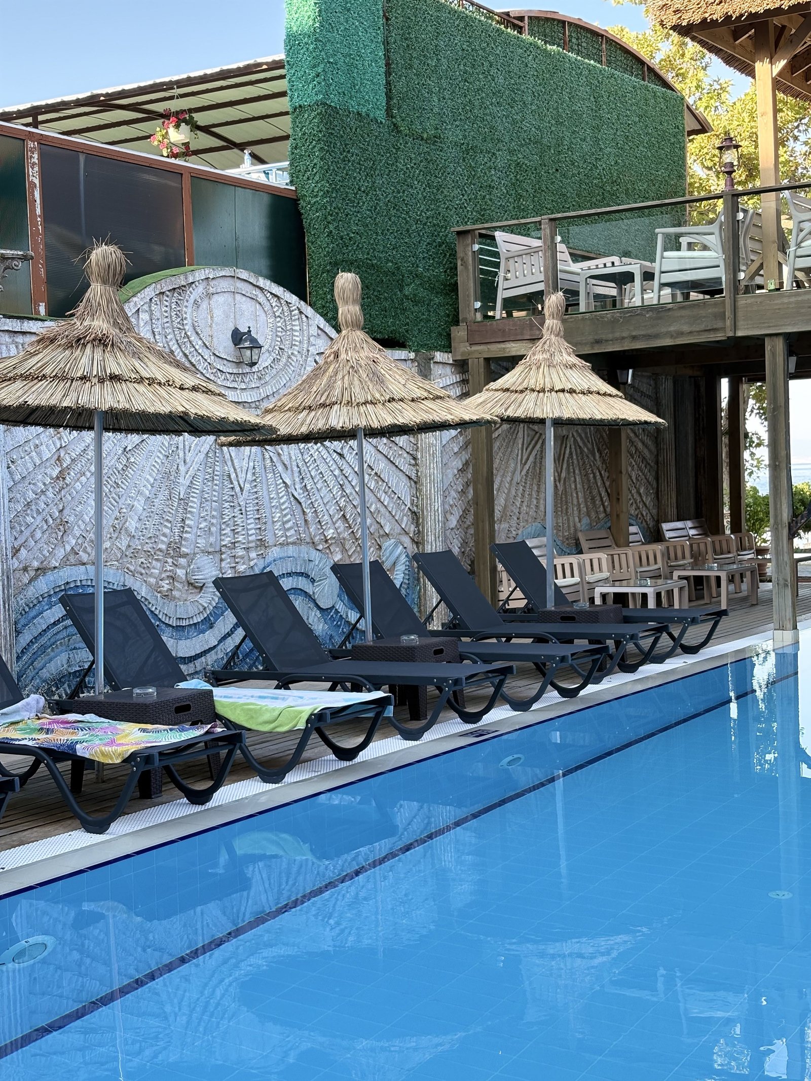 Parıl Hotel havuz kenarı şezlongları