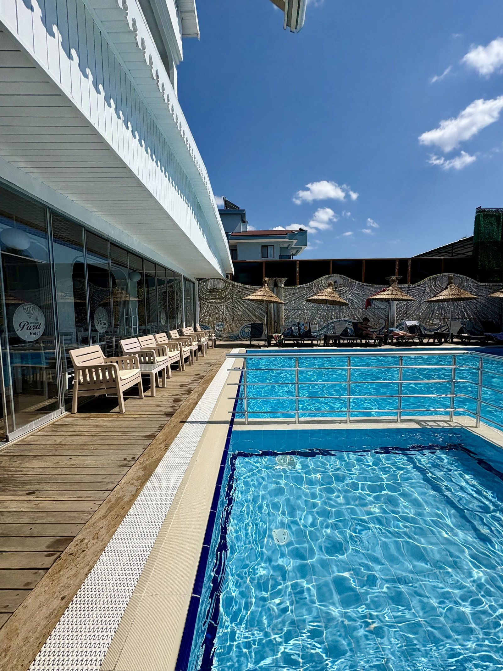 Parıl Hotel havuz ve teras