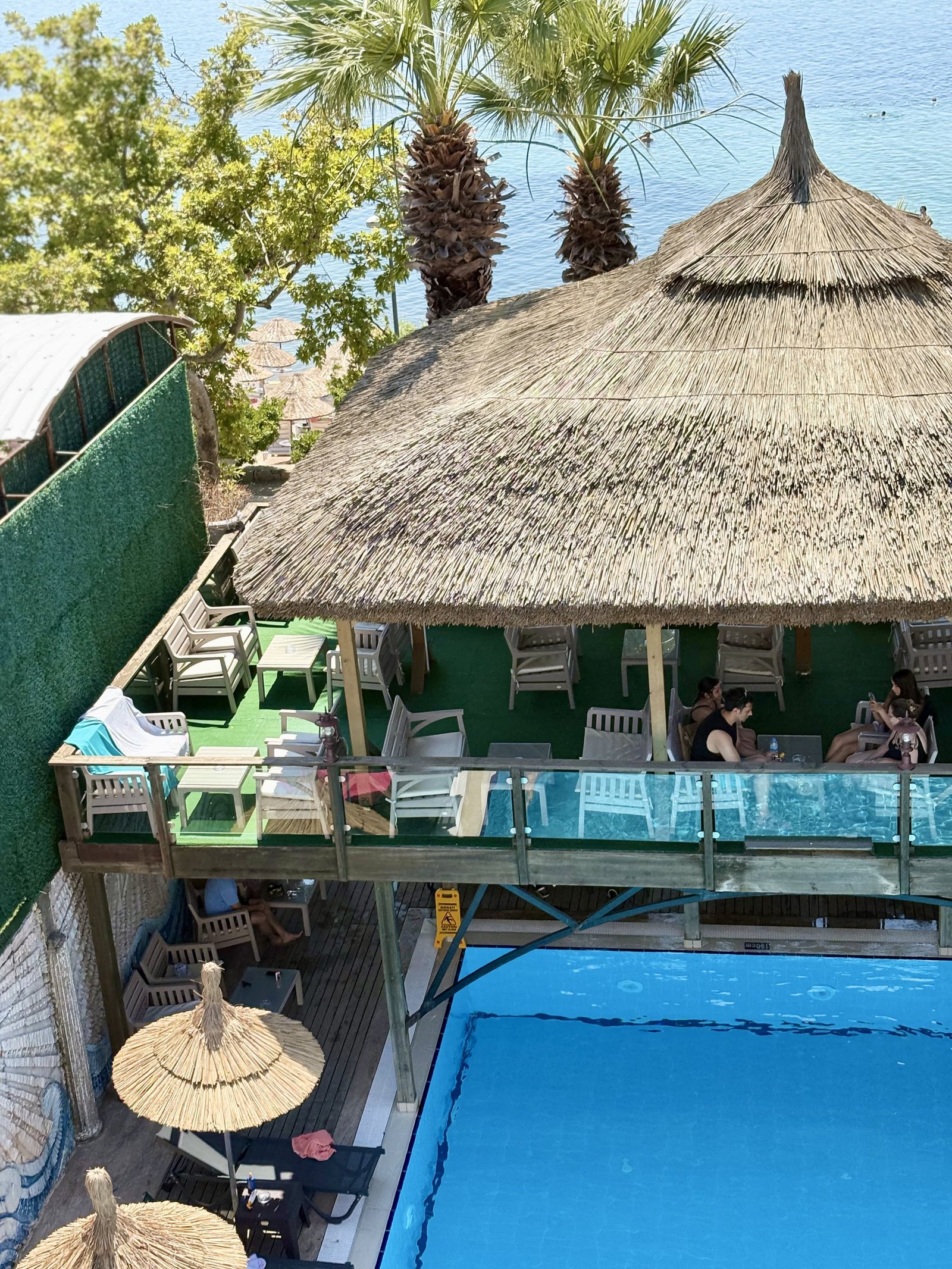 Parıl Hotel plaj barı ve havuz